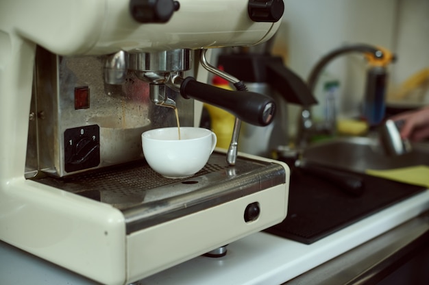 Processus de préparation d'un expresso sur une machine à café professionnelle