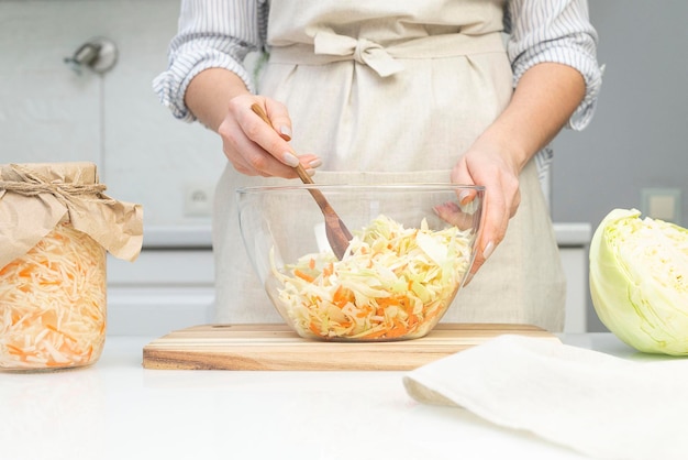 Le processus de préparation la fermentation la conservation de la choucroute dans la cuisine Fond clair