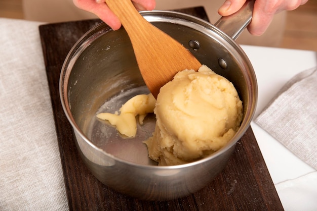 Processus de préparation de la pâte Mélanger les ingrédients dans une casserole