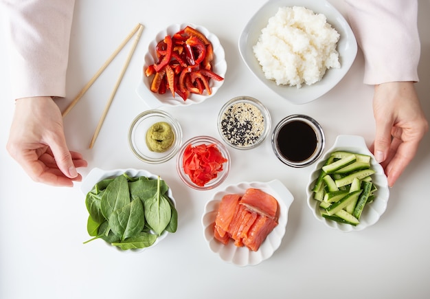 Le processus de préparation des sushis