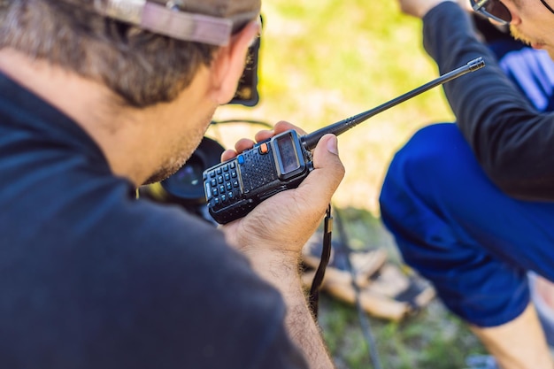 Processus de prise de vue sur la production commerciale de la scène du cinéma à l'extérieur de l'emplacementProfeccional cameraman exploite la caméra