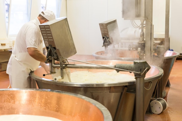 Processus de production de parmesan à Bologne Italie