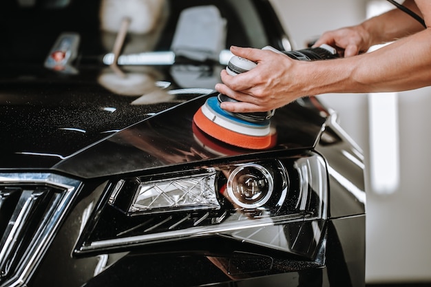 Processus professionnel de détailler une voiture