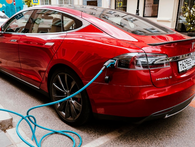 Photo le processus de recharge d’une voiture électrique ecology conceptrussia moscou 2023