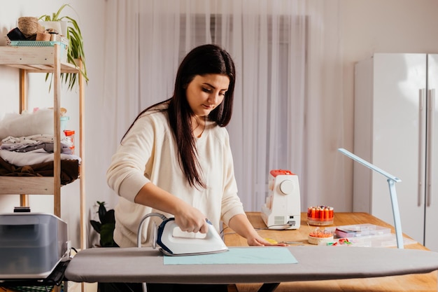 Processus de repassage du textile avant de couper le motif et de coudre