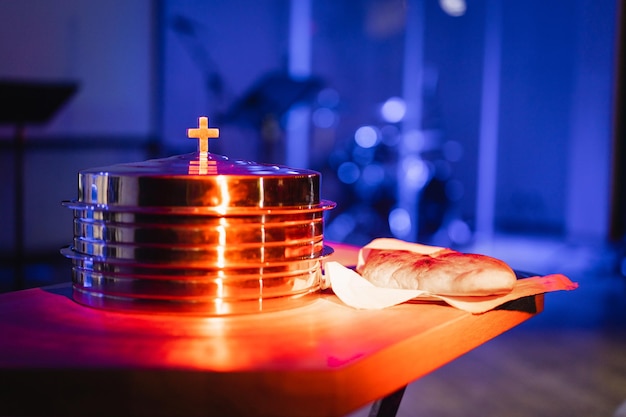 Le processus de rompre le pain dans l'église moderne Cérémonie de rompre le pain dans l'église protestante Tradition religieuse de rompre le pain Pain et vin