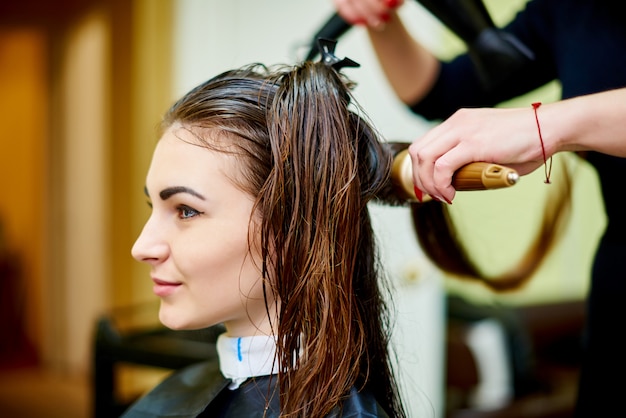 Le processus de séchage des cheveux d&#39;un jeune