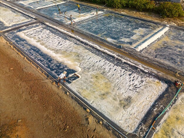 Processus de sel de mer fabriqué à partir d'un tas de sel dans la saline par un travailleur du sel dans la zone rurale de Long Dien Ba Ria Vung Tau Les champs de sel sont l'une des destinations les plus uniques au Viet Nam