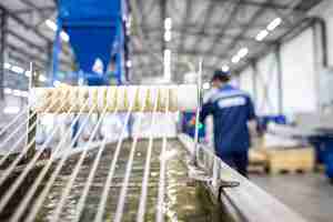 Photo le processus technique de production de fils de polypropylène pour une utilisation ultérieure en usine