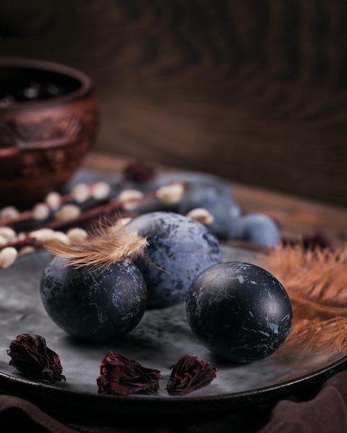 Processus de teinture des œufs avec des peintures naturelles pour pâques