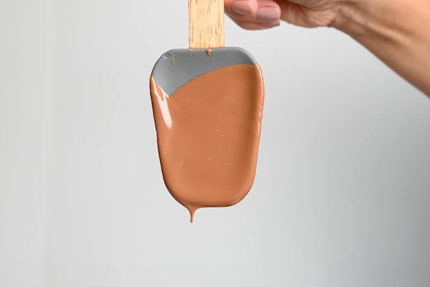 Processus de tempérage du chocolat Processus de tempérage du chocolat Chocolat liquide dégoulinant d'une spatule en silicone