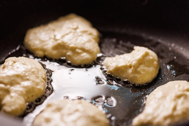 Processus de torréfaction de crêpes traditionnelles sur une poêle avec de l'huile de graines de tournesol