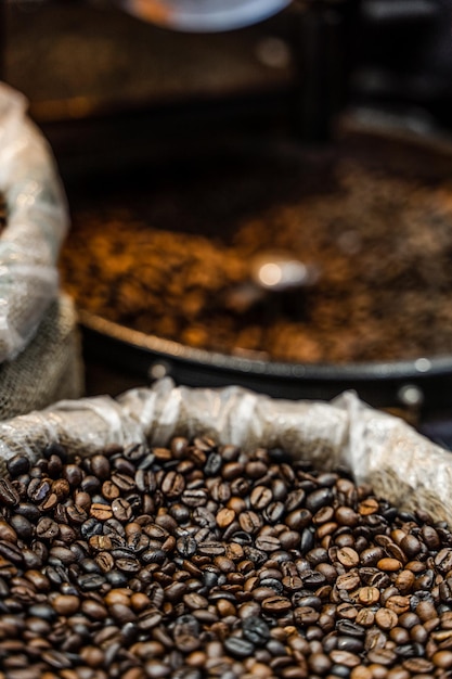 Photo processus de torréfaction des grains de café dans une machine spéciale sur le marché turc robusta et arabica