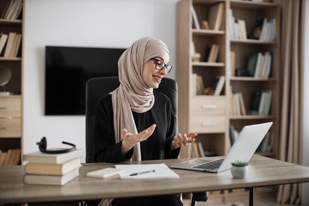 Processus de travail au bureau de la jeune fille en foulard