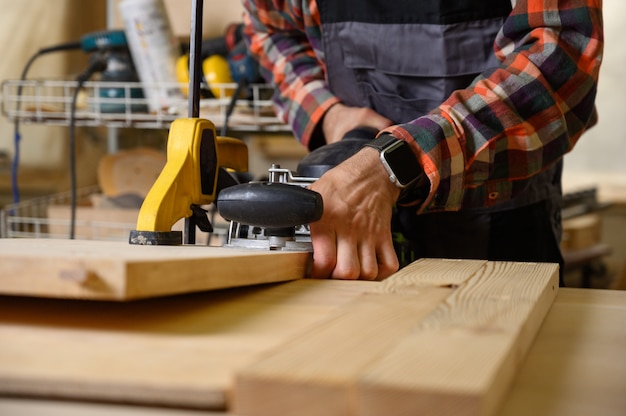 Processus de travail dans l'atelier de menuiserie