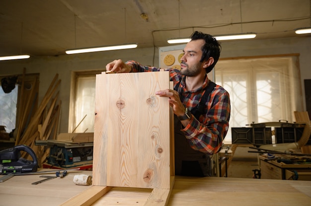 Processus de travail dans l'atelier de menuiserie