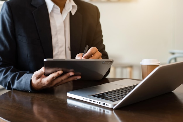 Processus de travail dans le bureau moderne. Gestionnaire de compte de jeune femme travaillant à la table en bois avec le nouveau projet d'entreprise.