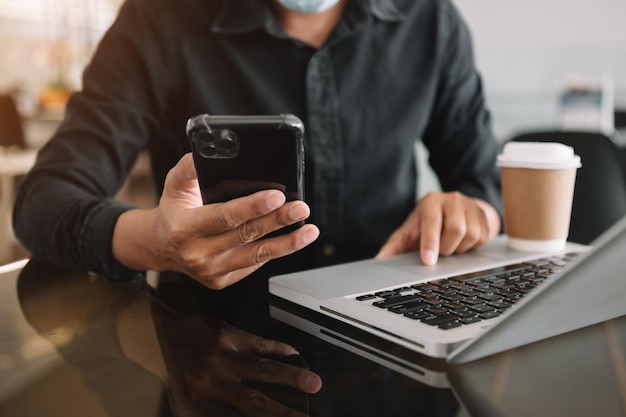 Processus de travail dans un bureau moderne Gestionnaire de compte jeune femme travaillant à table avec un nouveau projet d'entreprise