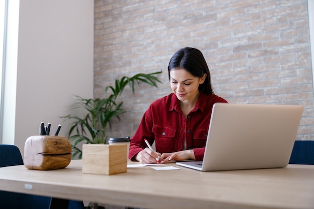 Processus de travail dans un bureau moderne