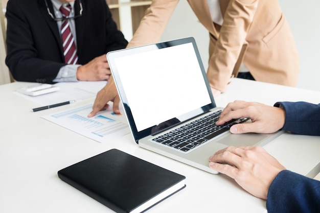 Processus de travail en équipe. Équipage de jeunes chefs d&#39;entreprise travaillant avec un nouveau projet de démarrage. labtop sur table en bois, clavier de frappe, message de texting, analyser les plans de graphe.