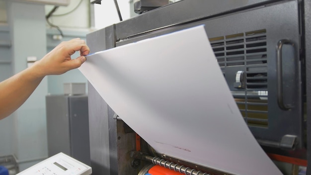 Les Mains Tiennent Le Tournevis Et La Vis Du Ventilateur De L'ensemble Du  Système De Refroidissement De L'ordinateur