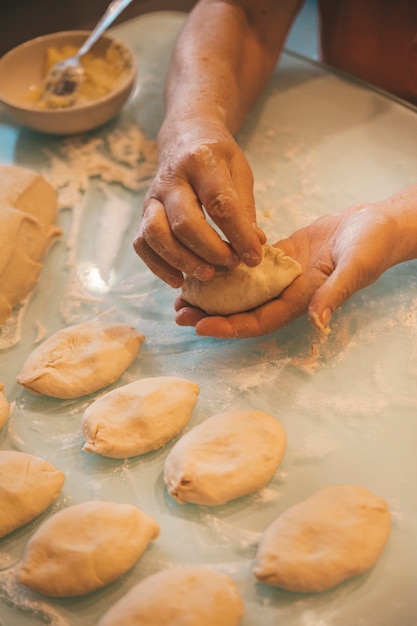 le processus de travail avec la pâte et la cuisson