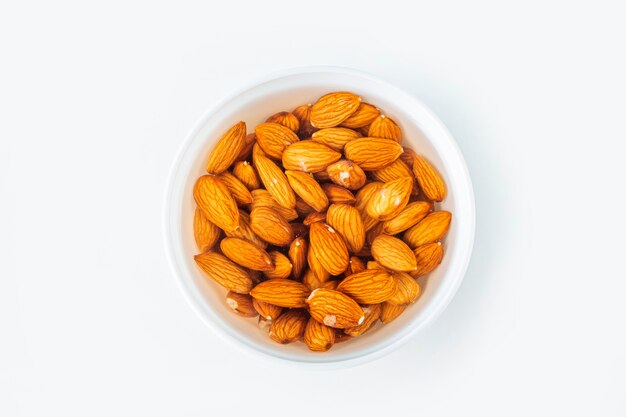 Processus De Trempage De Diverses Noix : Amandes Dans L'eau Pour Activer