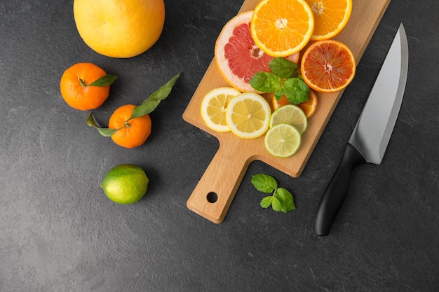 proche des fruits et du couteau sur le dessus de la table en ardoise