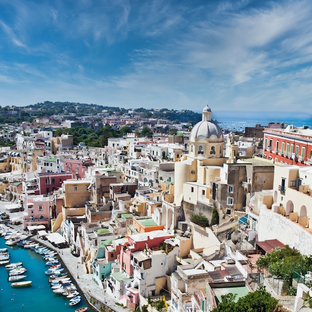 PROCIDA, ITALIE - CIRCA AOT 2020 : vue panoramique sur l'île italienne méditerranéenne près de Naples en une journée d'été.