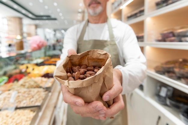 Photo producteur à sa boutique avec des aliments frais