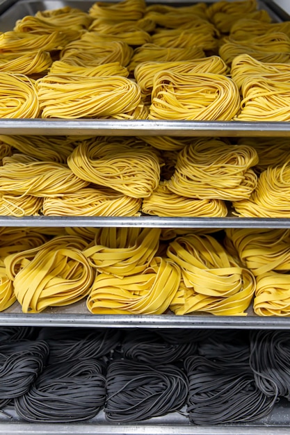 Production artisanale de nouilles dans un restaurant italien Nouilles jaunes en cours de séchage