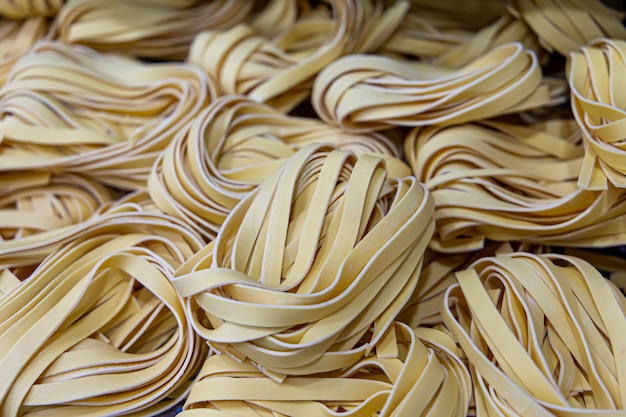 Photo production artisanale de nouilles dans un restaurant italien nouilles jaunes en cours de séchage