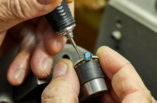 Production de bijoux. Le processus de fixation des pierres