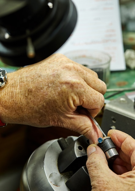 Production de bijoux. Le processus de fixation des pierres