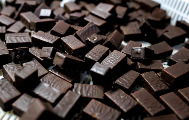 Production de bonbons au chocolat Bonbons sur tapis roulant en usine