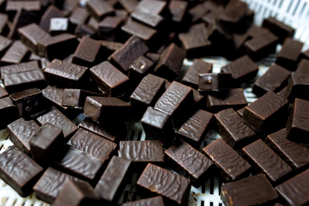 Production de bonbons au chocolat Bonbons sur tapis roulant en usine
