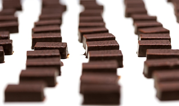 Production de bonbons au chocolat Bonbons sur tapis roulant en usine