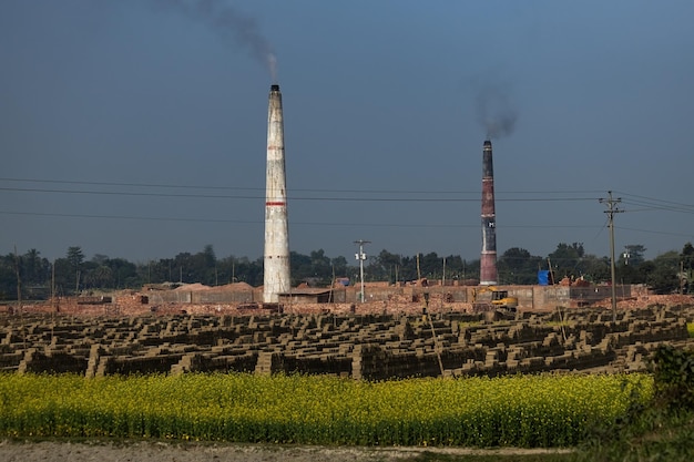 Production de briques dans une usine de briques au Bangladesh