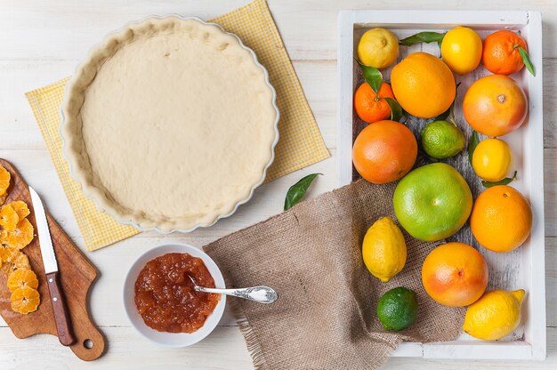 Production de gâteau avec marmelade d'agrumes et tranches de mandarine