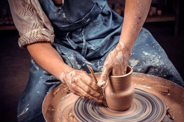 Production manuelle de produits céramiques selon d'anciennes recettes