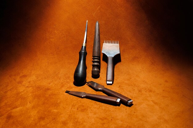Photo production d'objets artisanaux en cuir véritable outils pour la fabrication d'articles en cuir et de pièces en cuir brun production d'articles en cuir vue de dessus