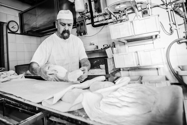 Photo production de pain cuit au four à bois dans une boulangerie