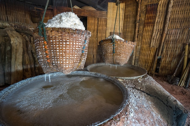 Production de sel antique dans la province de Nan, Thaïlande.