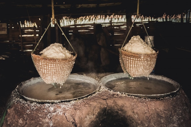 Production de sel traditionnelle dans le district de Boklua, province de Nan