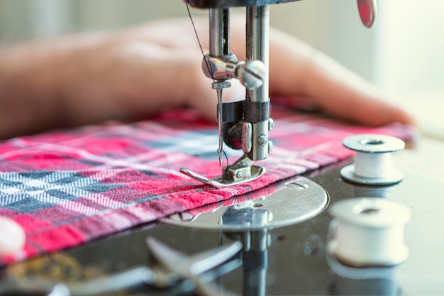 Production en usine de vêtements Machine à coudre gros plan objet passe-temps et travail