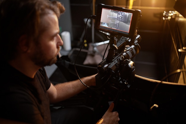 Production Vidéo En Coulisses. Dans Les Coulisses De La Création De Contenu Vidéo, Une équipe Professionnelle De Cameramen Avec Un Réalisateur Filmant Des Publicités Commerciales. Création De Contenu Vidéo, Industrie De La Création Vidéo.