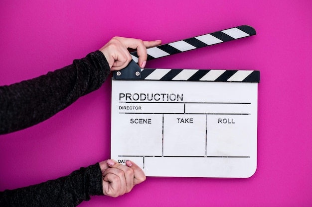 Photo production vidéo film clapper cinéma action et concept de coupe isolé sur fond violet violet rose