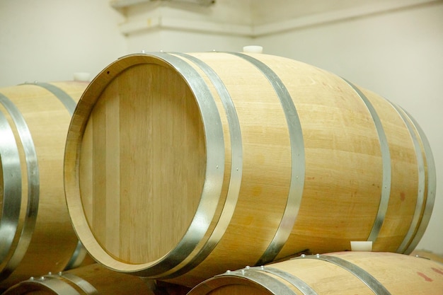 Production de vin Des tonneaux de vin en bois se trouvent dans la cave Ils sont prêts à verser ou sont déjà remplis