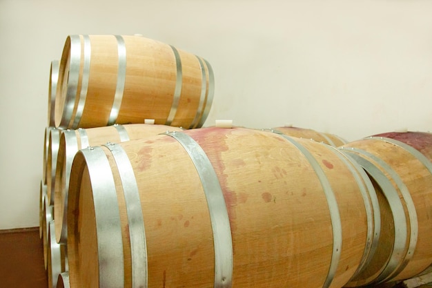 Production de vin Des tonneaux de vin en bois se trouvent dans la cave Ils sont prêts à verser ou sont déjà remplis