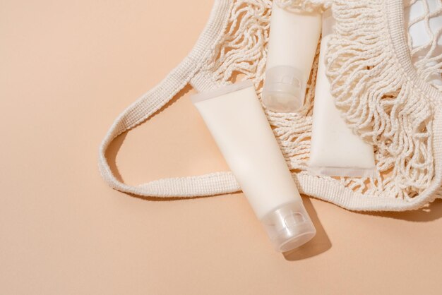 Produit de beauté naturel pour la peau dans un sac en filet sur fond beige